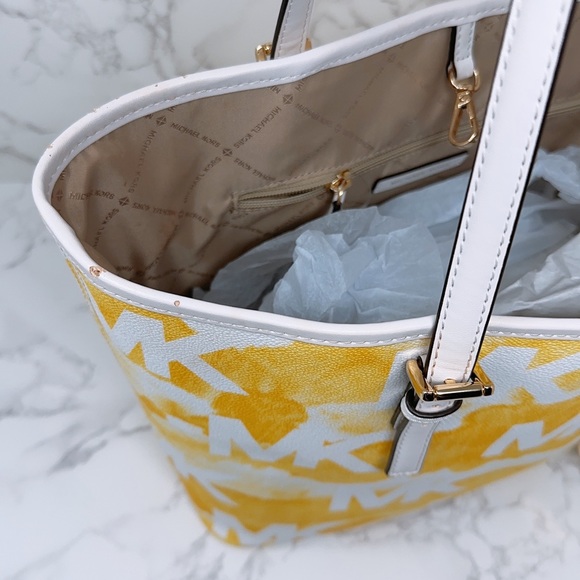 Michael Kors Medium Carryall Tote - Picture 2 of 11